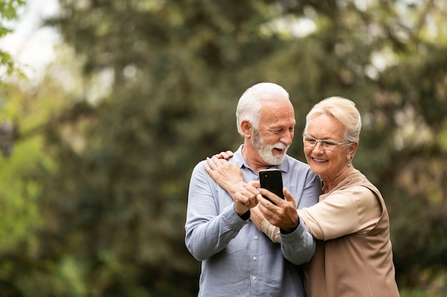 Casal sênior em foto média tirando selfie