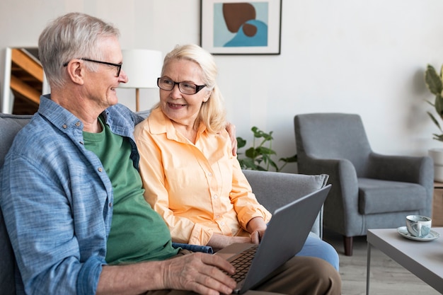 Casal sênior em plano médio com laptop