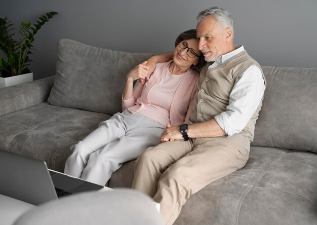 Casal sênior em plano médio no sofá