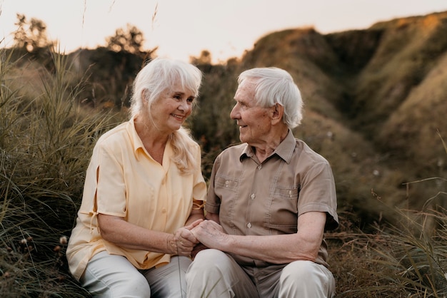 Foto grátis casal sênior na natureza