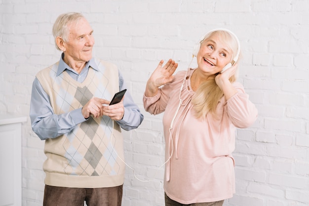 Casal sênior ouvindo música no smartphone