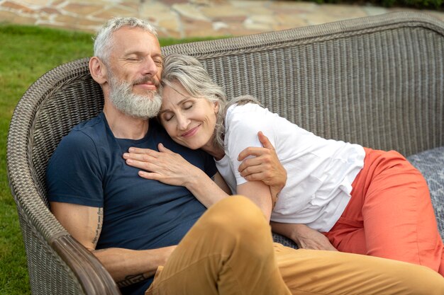 Casal sênior sorridente de tiro médio