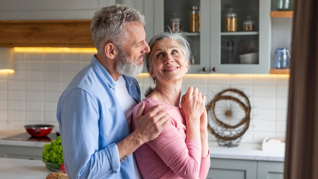 Casal sênior sorridente, plano médio
