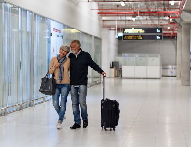 Casal sênior viajando cena do aeroporto