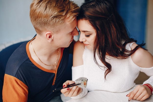 Foto grátis casal sentado em um café e comer sushi