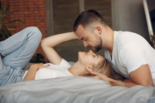 Casal sentado em uma cama em um quarto