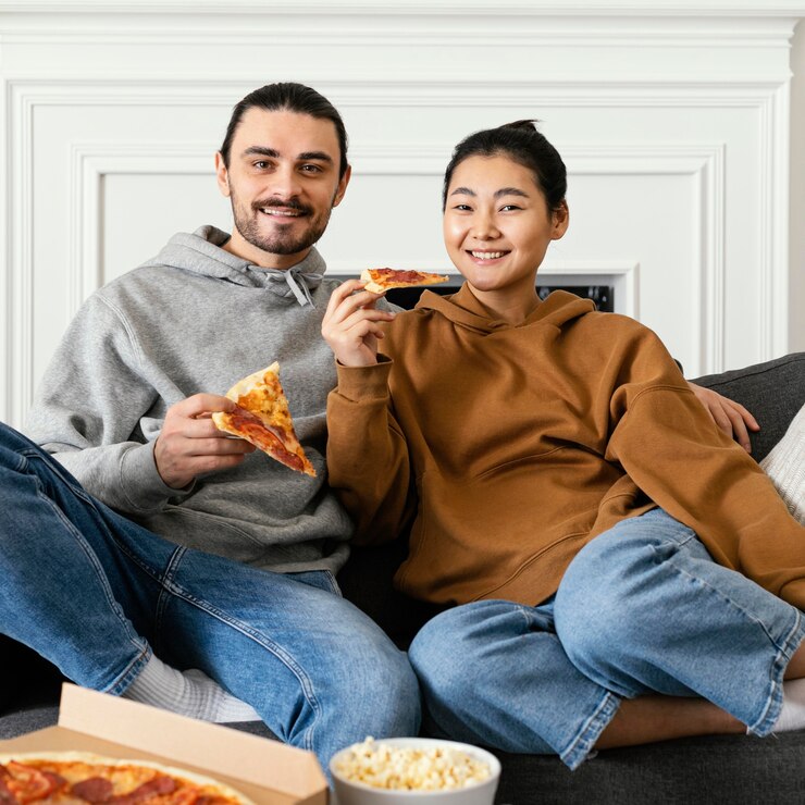 Foto grátis casal sentado no sofá se divertindo juntos