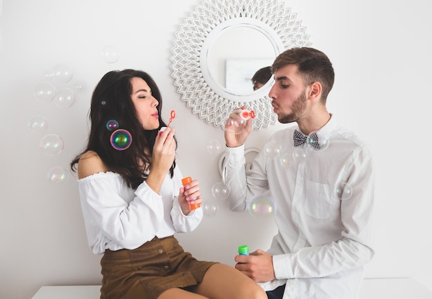 Foto grátis casal soprando bolhas de sabão