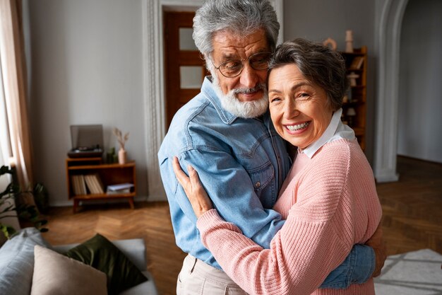 Casal sorridente abraçando plano médio