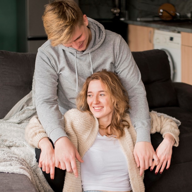 Casal sorridente abraçando