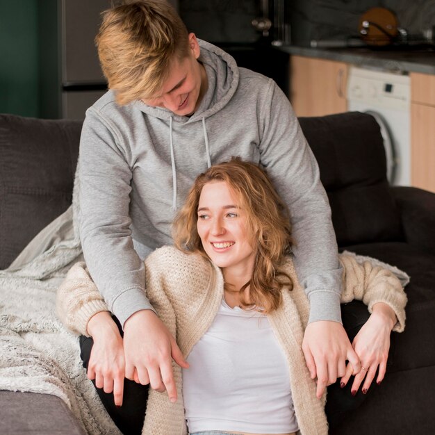 Casal sorridente abraçando