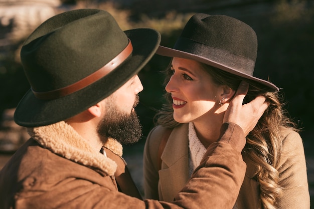 Foto grátis casal sorridente close-up, abraçando e olhando um ao outro