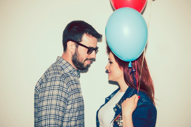 Casal sorridente com balões