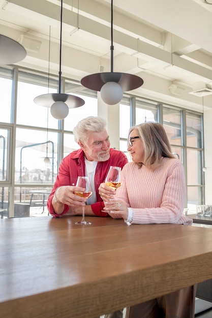 Foto grátis casal sorridente com foto média e bebidas