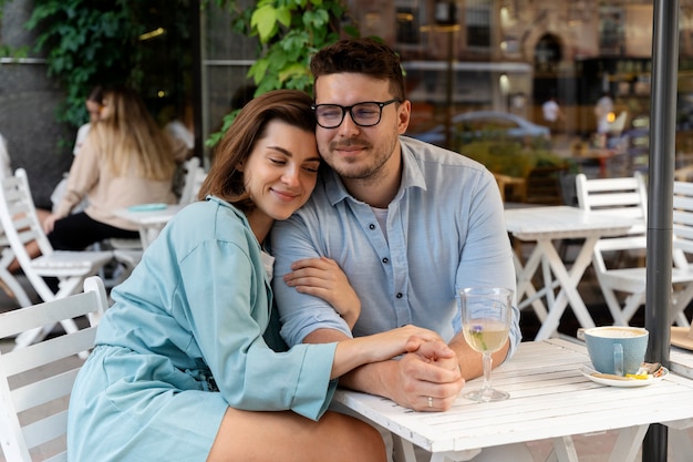 Casal sorridente de tiro médio no restaurante