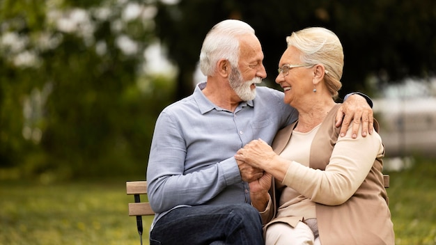 Casal sorridente de tiro médio