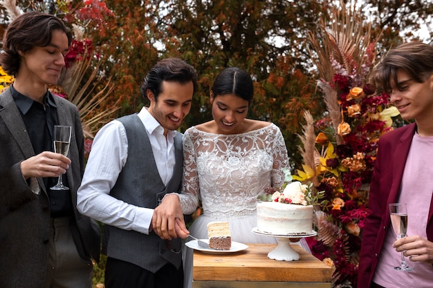 Casal sorridente de vista frontal com bolo