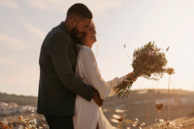 Casal sorridente de vista lateral com flores