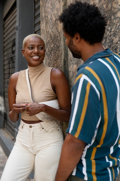 Foto grátis casal sorridente em foto média ao ar livre