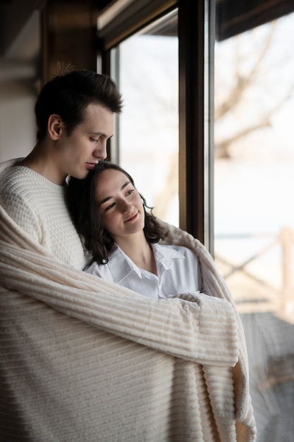 Foto grátis casal sorridente em foto média com cobertor