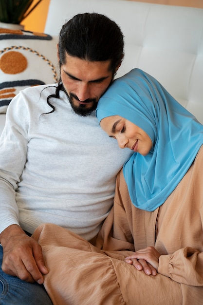 Casal sorridente em foto média sentados juntos