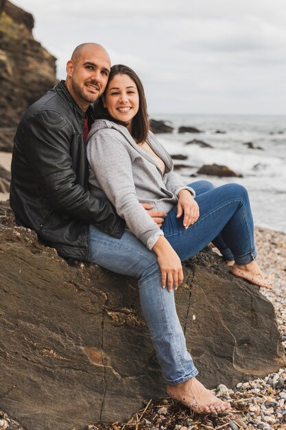 Casal sorridente na beira-mar