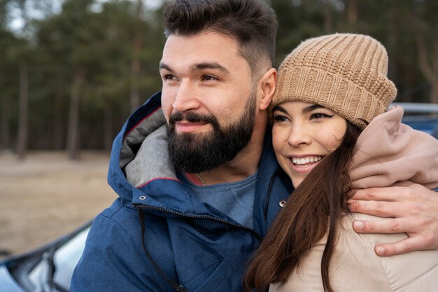 Casal sorridente se abraçando