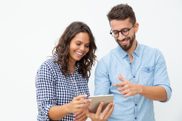 Casal sorridente usando o tablet pc