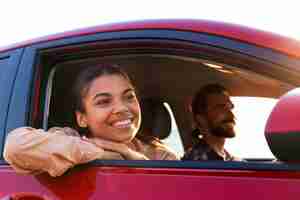 Foto grátis casal sorridente viajando de carro