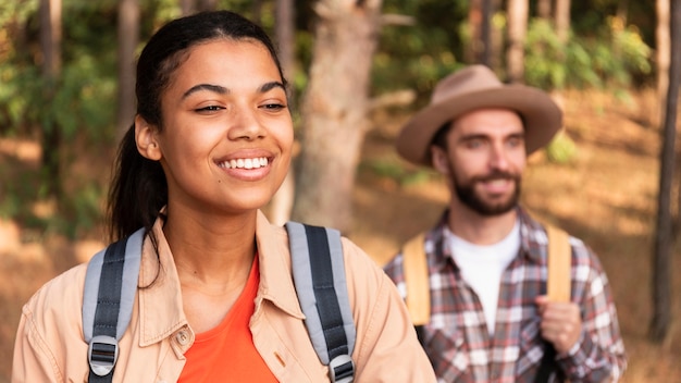 Casal sorridente viajando juntos