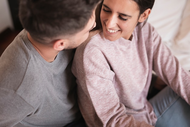 Foto grátis casal sorrindo um ao outro