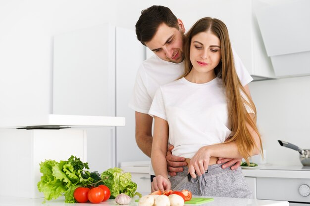 Casal tempo enquanto cozinha