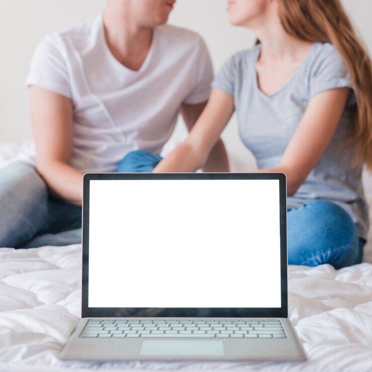 Foto grátis casal tendo momentos românticos em vez de usar o dispositivo
