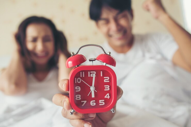 Foto grátis casal tendo problemas em acordar cedo de manhã na cama