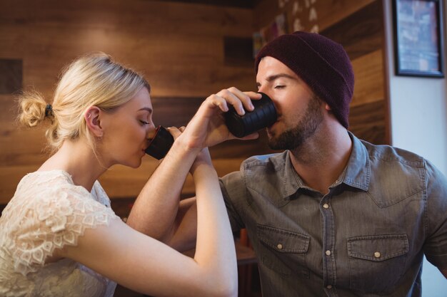 Casal tendo saquê bebida no restaurante