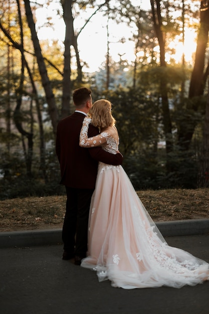 Casal tendo seu casamento na floresta