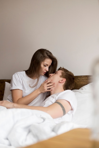 Foto grátis casal tendo seus momentos de intimidade