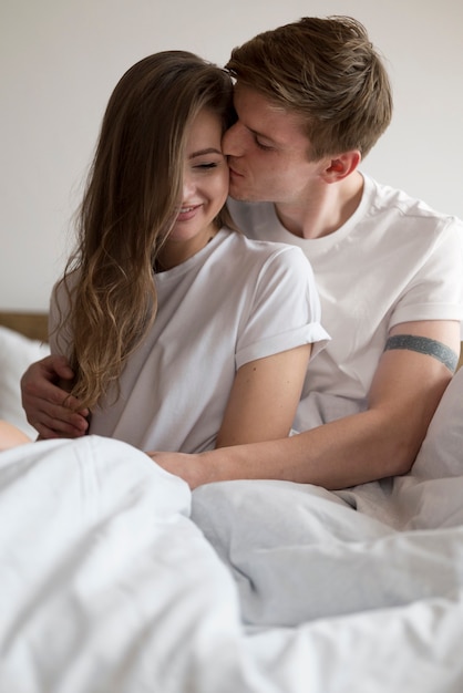 Foto grátis casal tendo seus momentos de intimidade