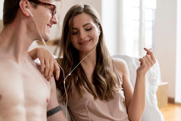 Casal tendo seus momentos de intimidade