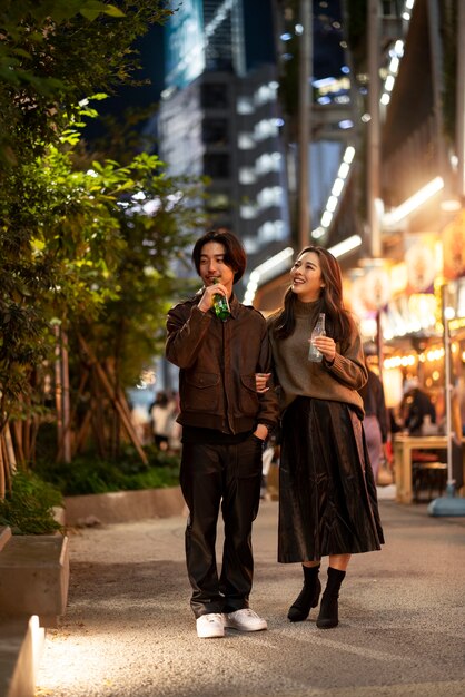 Casal tendo um encontro à noite