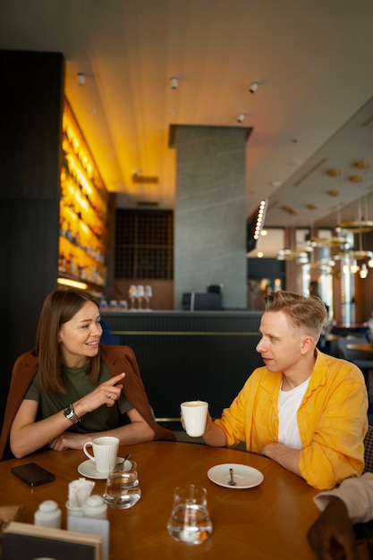 Foto grátis casal tendo um encontro no restaurante