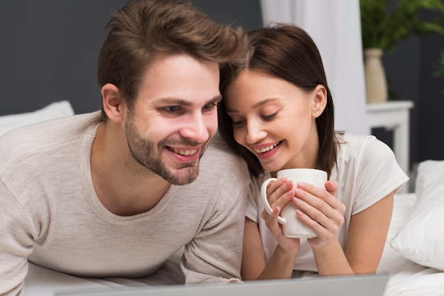 Foto grátis casal tendo um momento de ternura