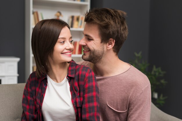 Casal tendo um momento de ternura