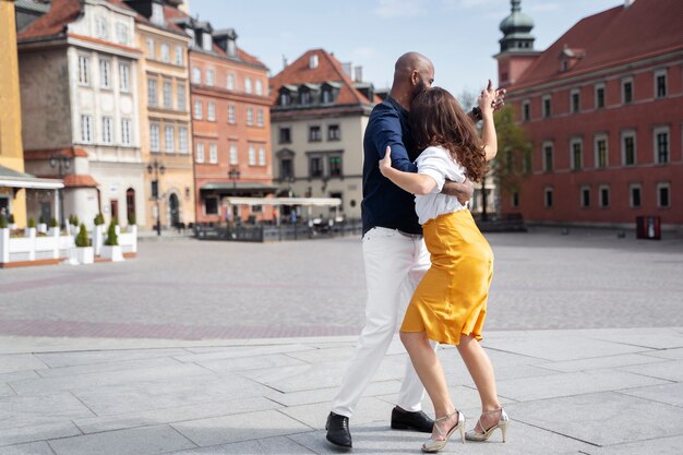 Casal tendo uma apresentação de dança latina na cidade