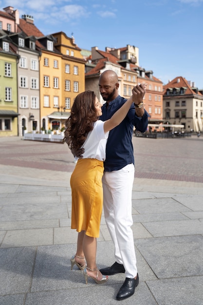 Casal tendo uma apresentação de dança latina na cidade