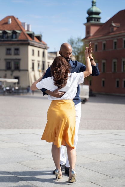 Casal tendo uma apresentação de dança latina na cidade