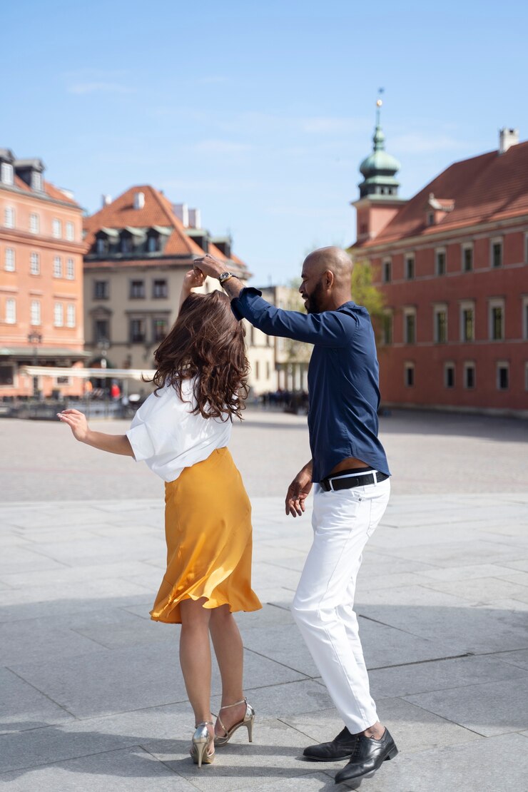 Foto grátis casal tendo uma apresentação de dança latina na cidade