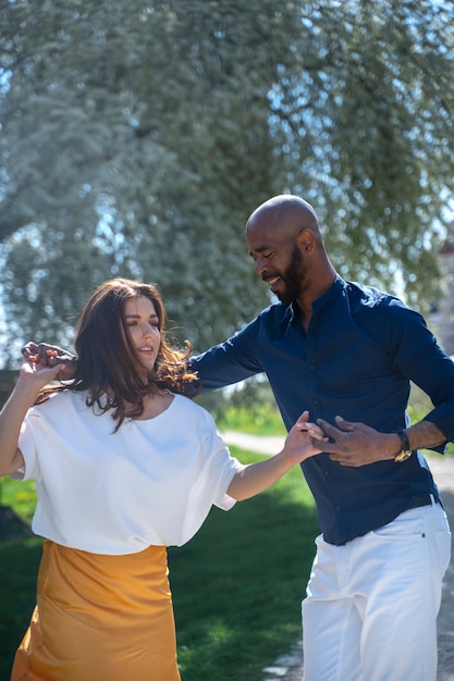 Casal tendo uma apresentação de dança latina na cidade