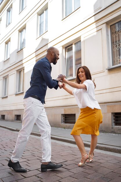 Casal tendo uma apresentação de dança latina na cidade