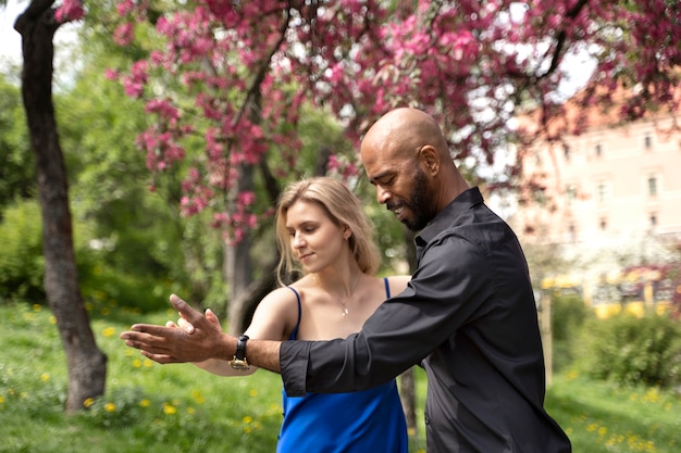 Casal tendo uma apresentação de dança latina na cidade